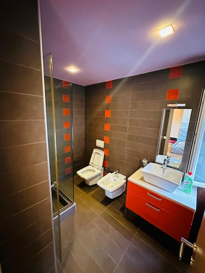 Tirane, jepet me qera apartament 2+1 Kati 5, 160 m² 1.500 € (Bllok)