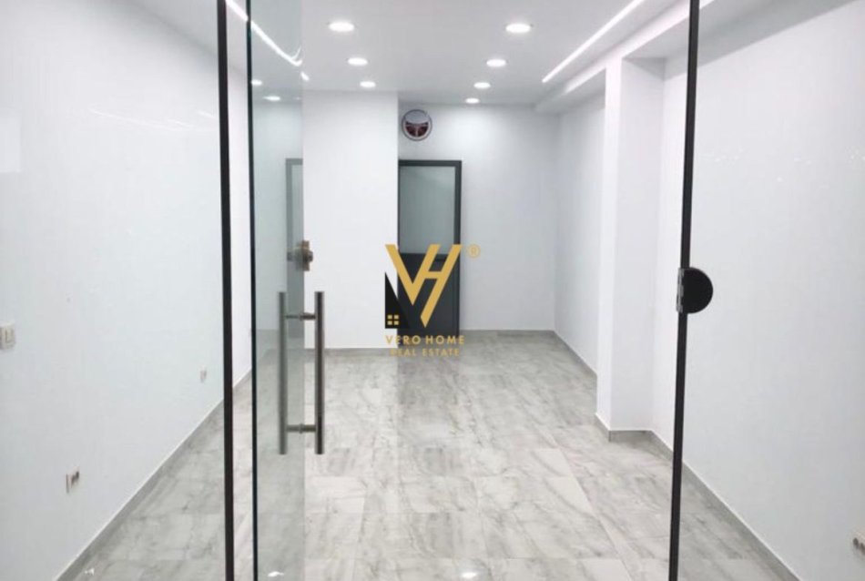 Tirane, shitet dyqan Kati 0, 26 m² 250.000 € (RRUGA BARDHYL)