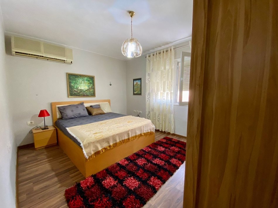 Tirane, jepet me qera apartament 3+1 Kati 2, 110 m² 650 € (Rr.Dibres)