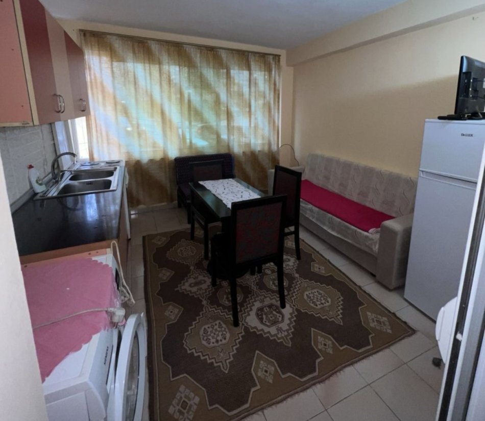 Tirane, jepet me qera shtepi 1+1 Kati 2, 50 m² 300 € (Qytet Studenti)