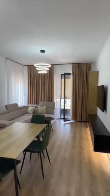 Tirane, jepet me qera apartament 2+1 Kati 6, 103 m² 649 € (KINOSTUDIO)