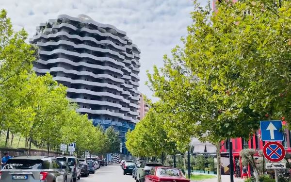Tirane, jepet me qera apartament 2+1 Kati 2, 110 m² 400 € (Ambasada turke )