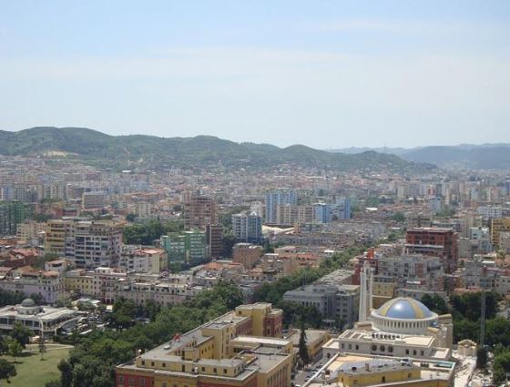 Tirane, jepet me qera magazine Kati 0, 180 m² 700 € (Selite)
