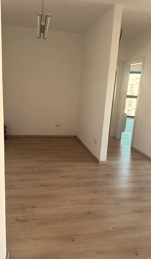 Tirane, jepet me qera zyre Kati 6, 92 m² 700 € (Rruga Panorama)