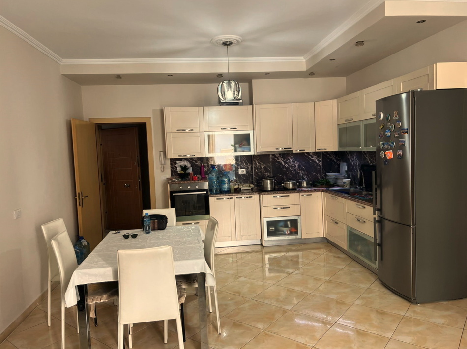 Tirane, shes apartament 2+1+Ballkon Kati 5, 99 m² 134.000 € (Yzberisht)