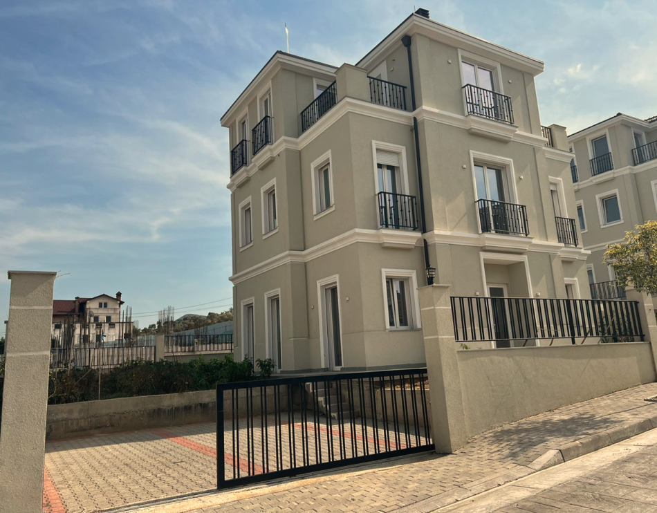Tirane, shes Vile 3 Katshe 234 m² 600.000 Euro (Mjull Bathire)