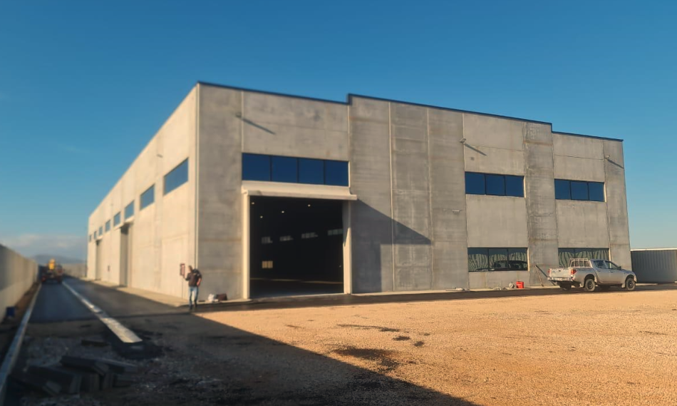 Durres, jepet me qera magazine Kati 0, 2.350 m² 6.000 € (Durres)