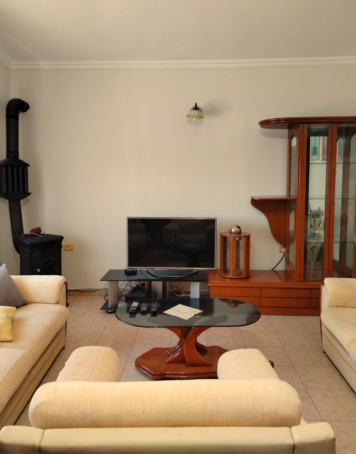 Tirane, jepet me qera apartament 2+1+Ballkon Kati 5, 130 m² 600 € (Rruga Kongresi i Manastirit)