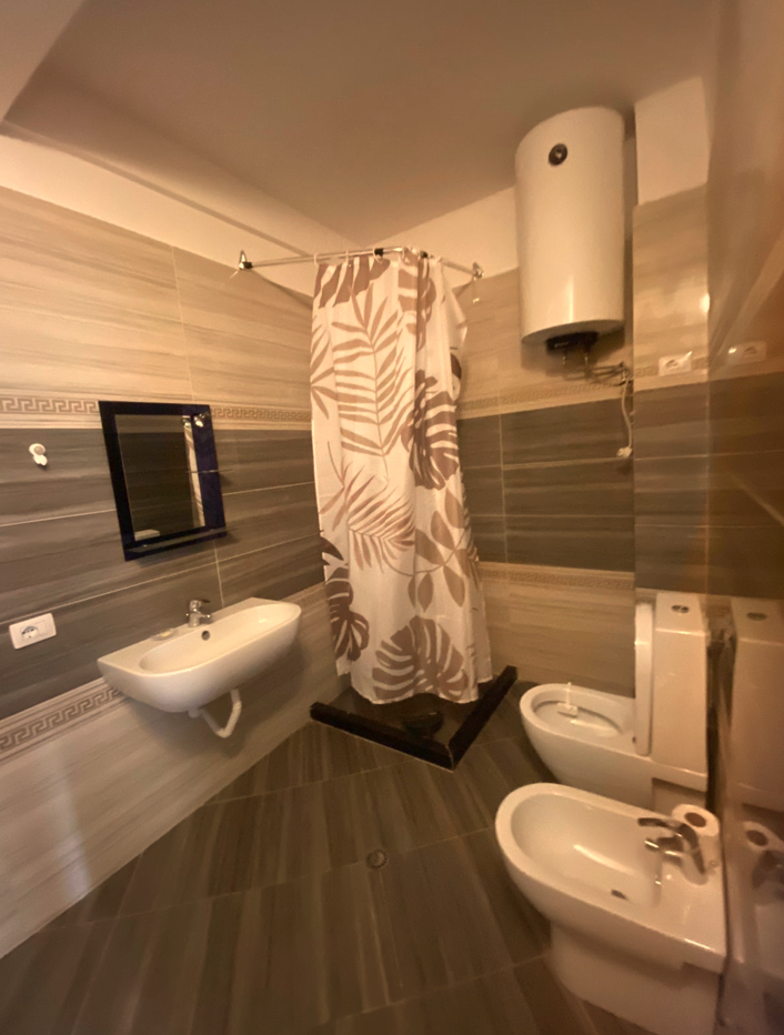 Tirane, jepet me qera apartament 2+1+Ballkon Kati 1, 86 m² 600 € (Liqeni i Thate)