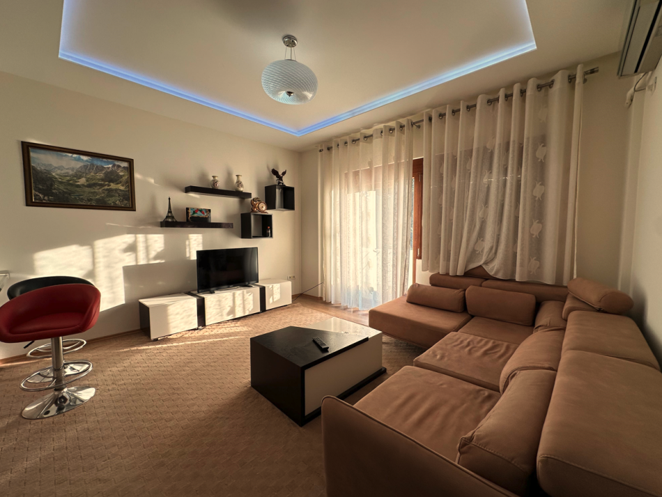 Tirane, jepet me qera apartament 1+1+Ballkon Kati 2, 55 m² 450 € (Vilat Gjermane)