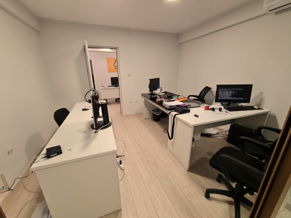 Tirane, jepet me qera zyre Kati 2, 120 m² 950 € (Bllok)