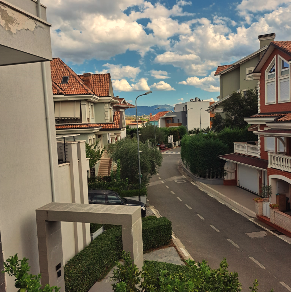 Tirane, jepet me qera Vile 3 Katshe , 250 m² 3900 € (Rezidenca Akacia Hills)