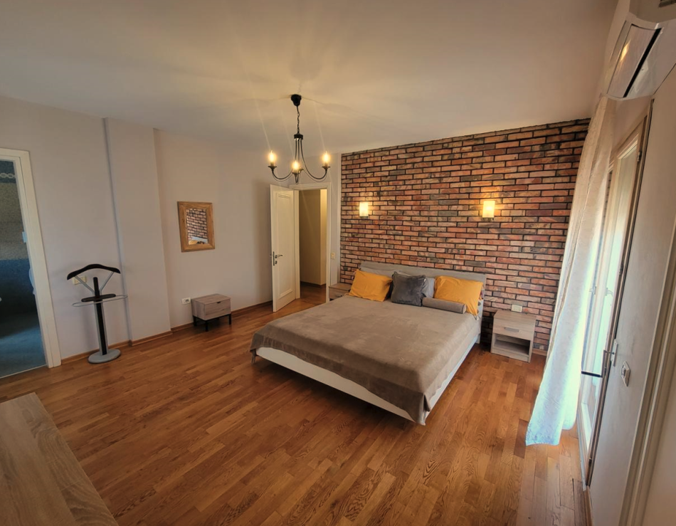 Tirane, jepet me qera apartament duplex/post parkimi 3+1+Ballkon Kati 6, 275 m² 1.500 € (Fakulteti Juridik)