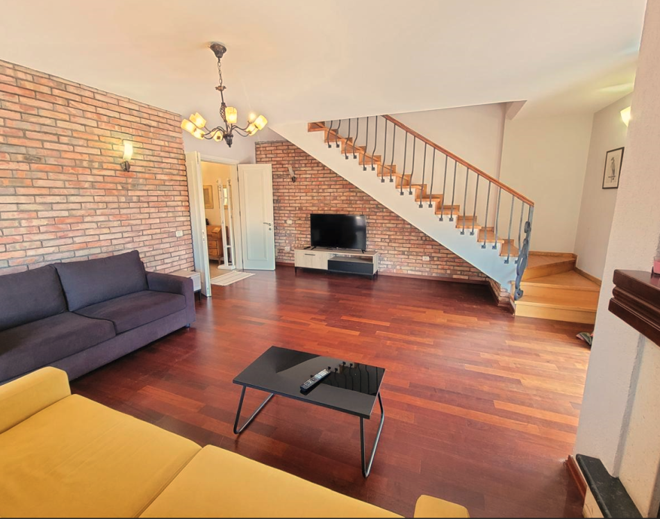 Tirane, jepet me qera apartament duplex/post parkimi 3+1+Ballkon Kati 6, 275 m² 1.500 € (Fakulteti Juridik)