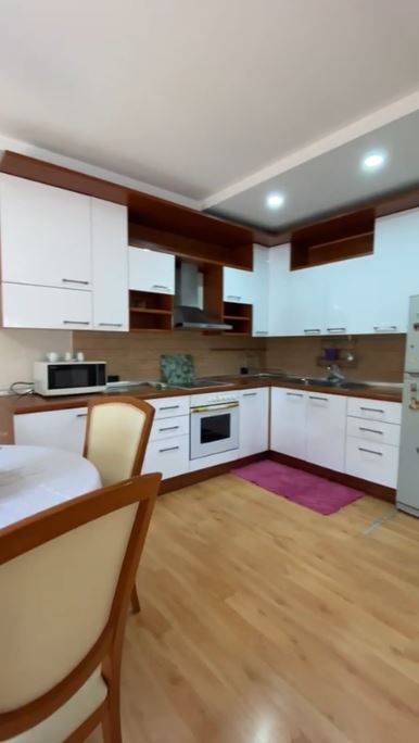 Tirane, jepet me qera apartament 3+1 Kati 3, 130 m² 600 € (Qender)