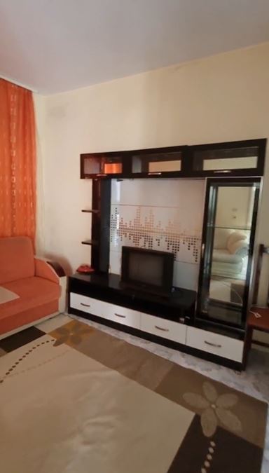 Tirane, jepet me qera apartament 1+1 Kati 2, 60 m² 250 € (Xhamllik)