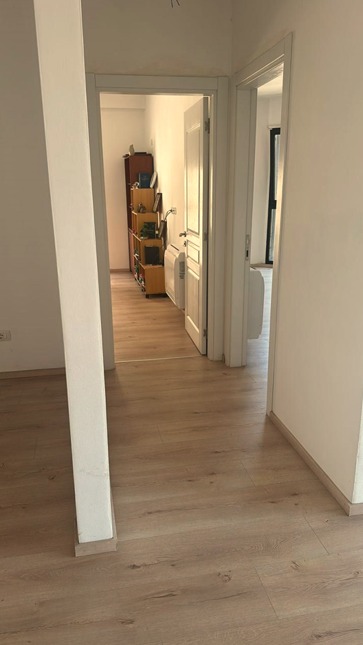 Tirane, jepet me qera zyre Kati 6, 92 m² 700 € (Rruga Panorama)