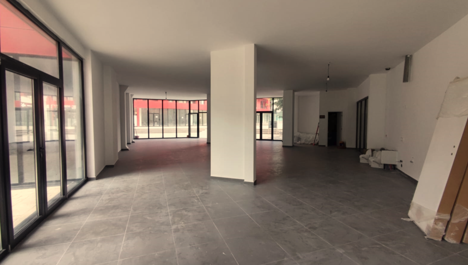 Tirane, jepet me qera ambjent biznesi Kati 0, 144 m² 1.400 € (Ish-Farmacia 10)