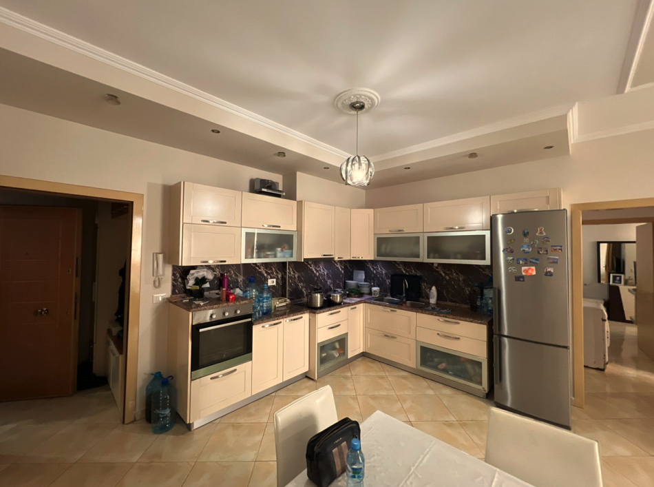 Tirane, shes apartament 2+1+Ballkon Kati 5, 99 m² 134.000 € (Yzberisht)