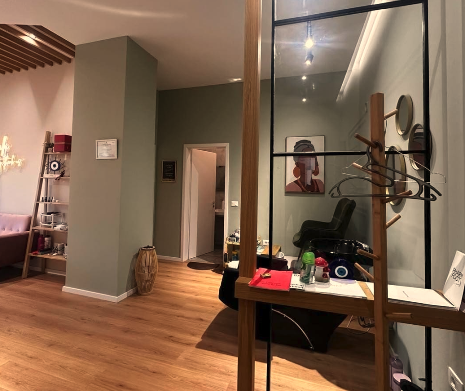 Tirane, jepet me qera ambjent biznesi Kati 0, 75 m² 700 € (Kompleksi Kontakt)