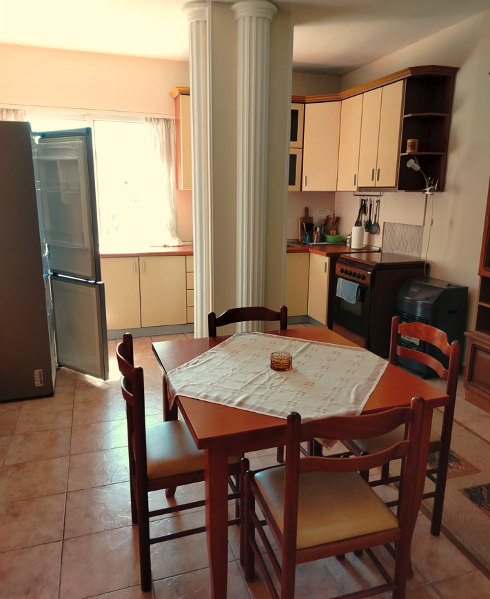 Tirane, jepet me qera apartament 1+1+Ballkon Kati 5, 80 m² 560 € (Sheshi Willson)