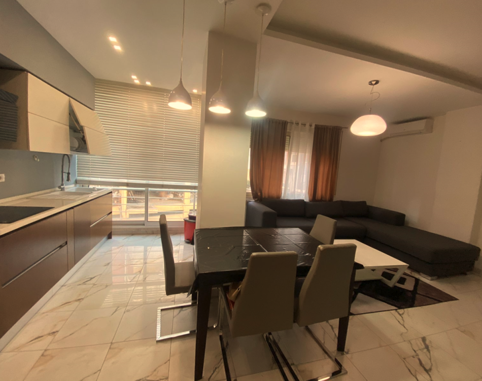 Tirane, jepet me qera apartament 2+1+Ballkon Kati 1, 86 m² 600 € (Liqeni i Thate)