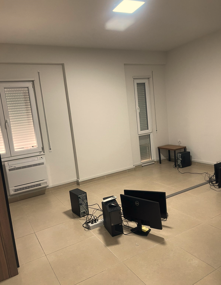 Tirane, jepet me qera zyre Kati 2, 162 m² 2.000 € (Rruga e Kosovareve)