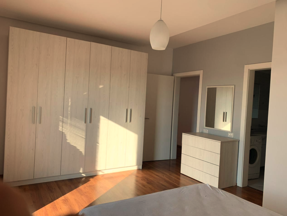 Tirane, jepet me qera apartament 2+1+Ballkon Kati 9, 85 m² 550 € (Astir)