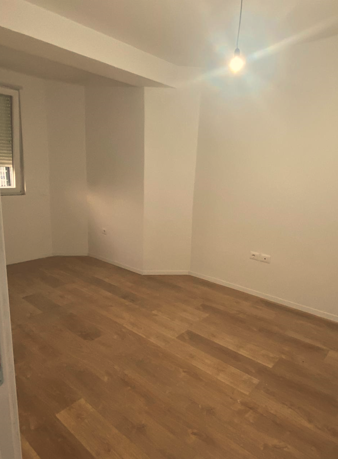Tirane, shes apartament 2+1+Ballkon Kati 3, 96 m² 175.000 € (Shkolla e Kuqe)