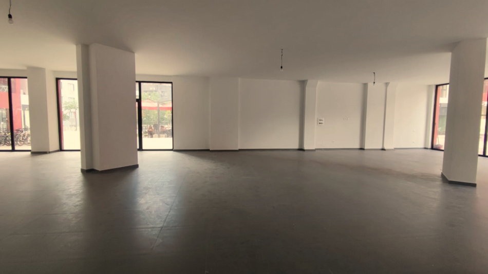 Tirane, jepet me qera ambjent biznesi Kati 0, 144 m² 1.400 € (Ish-Farmacia 10)