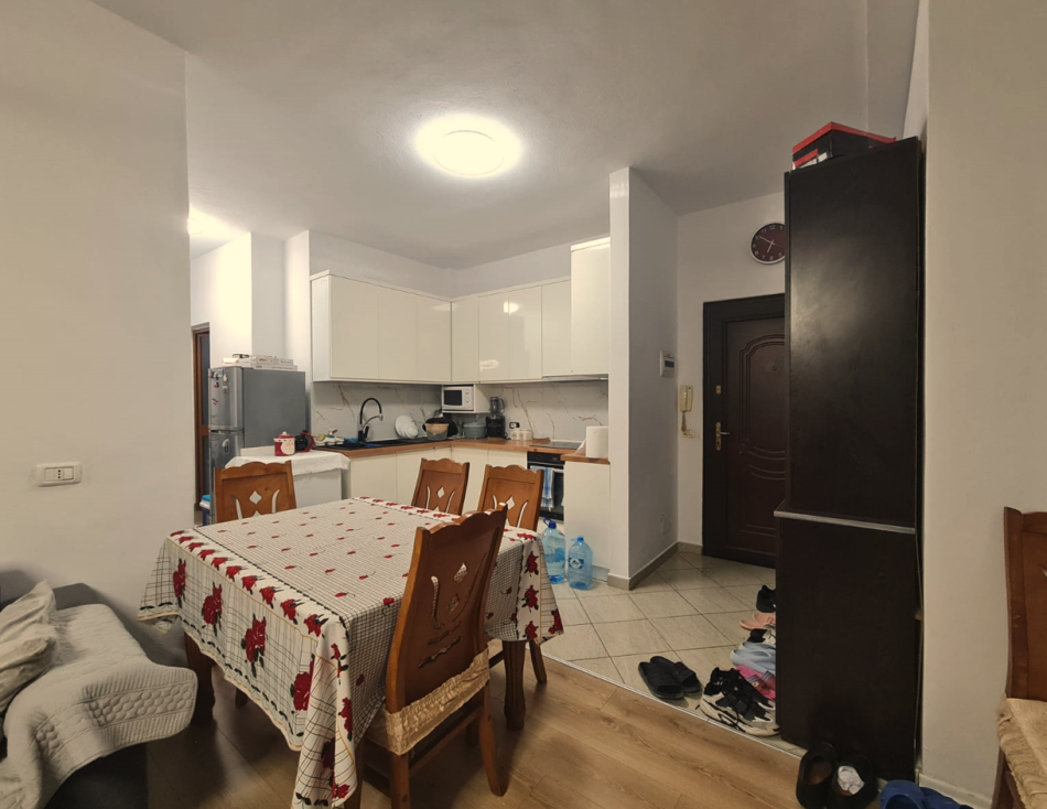 Tirane, shes apartament 2+1+Ballkon Kati 1, 93 m² 115.000 € (Misto Mame)