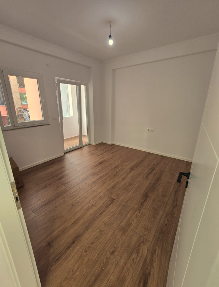 Tirane, shes apartament 2+1+Ballkon Kati 2, 87 m² 210.000 € (Rruga e Elbasanit)