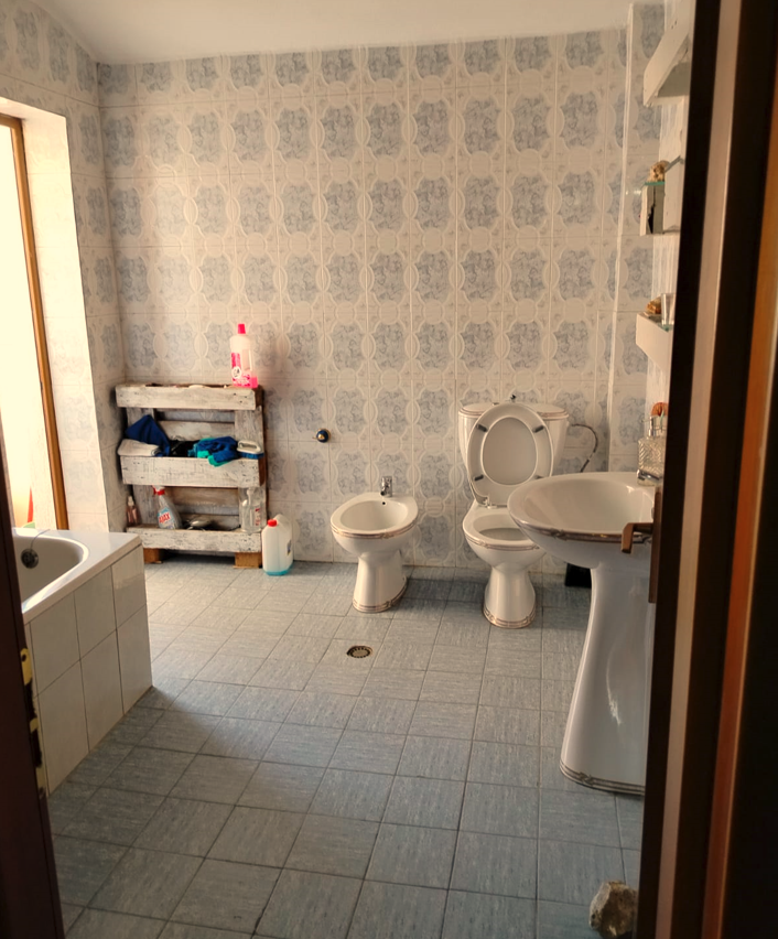 Tirane, jepet me qera apartament 2+1+Ballkon Kati 5, 130 m² 600 € (Rruga Kongresi i Manastirit)