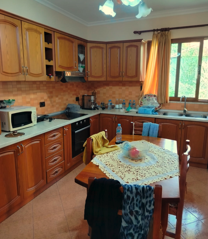 Tirane, jepet me qera Vile 3+1+Ballkon Kati 0, 262 m² 700 € (Vilat Gjermane)