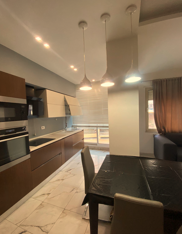 Tirane, jepet me qera apartament 2+1+Ballkon Kati 1, 86 m² 600 € (Liqeni i Thate)