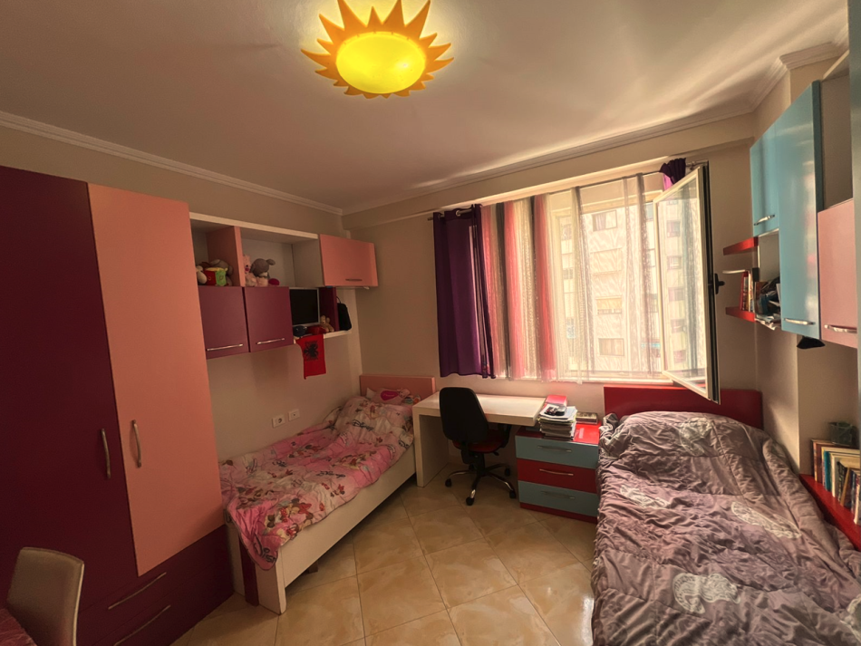 Tirane, shes apartament 2+1+Ballkon Kati 5, 99 m² 134.000 € (Yzberisht)