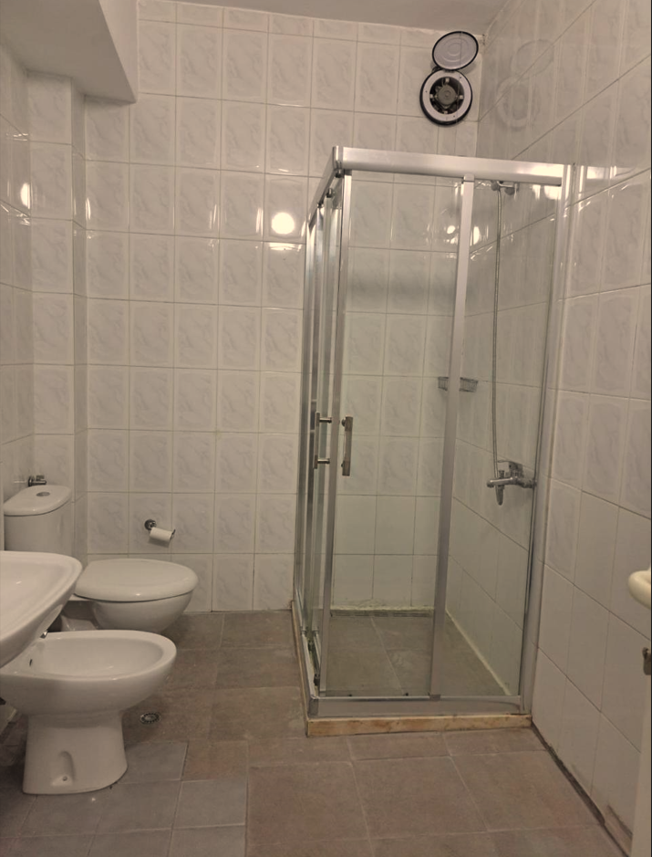 Tirane, jepet me qera zyre Kati 1, 153 m² 1.500 € (Bllok)