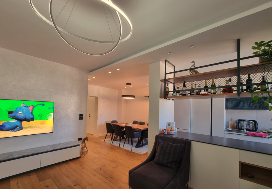 Tirane, jepet me qera apartament 2+1+Ballkon Kati 8, 120 m² 1.000 € (Stadiumi Dinamo)