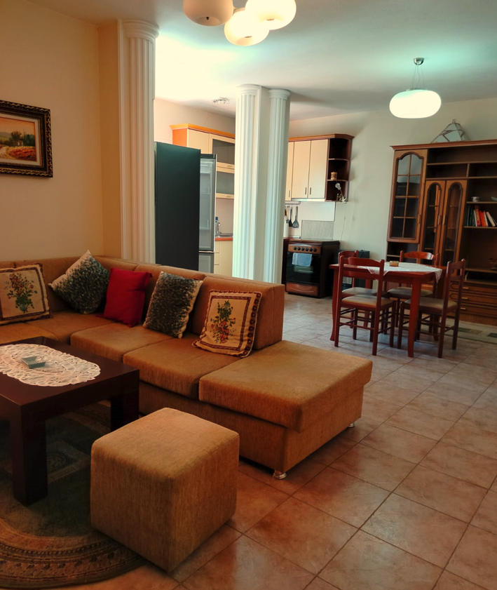 Tirane, jepet me qera apartament 1+1+Ballkon Kati 5, 80 m² 560 € (Sheshi Willson)
