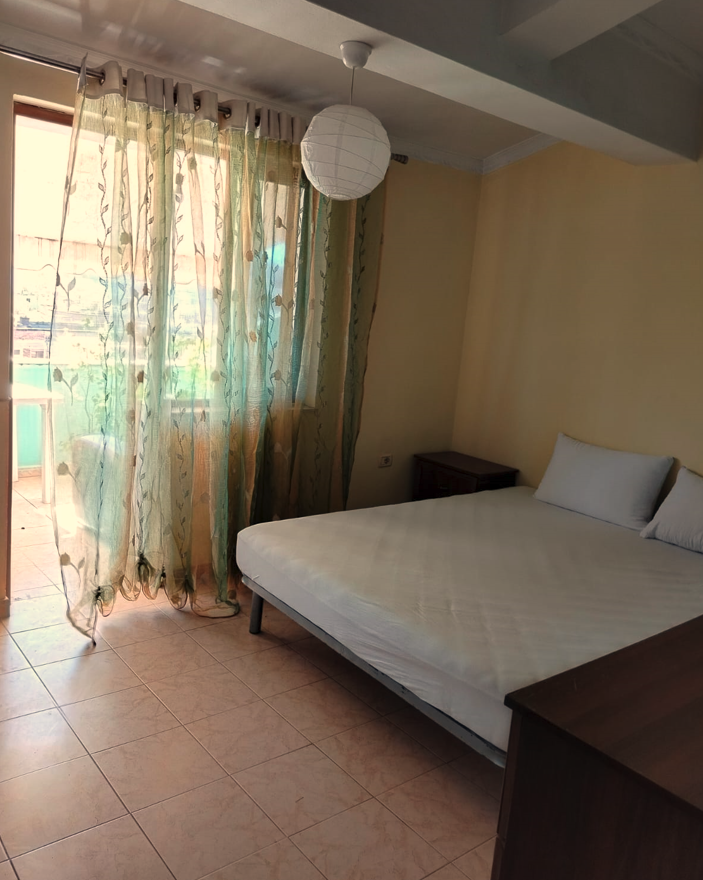 Tirane, jepet me qera apartament 2+1+Ballkon Kati 5, 130 m² 600 € (Rruga Kongresi i Manastirit)