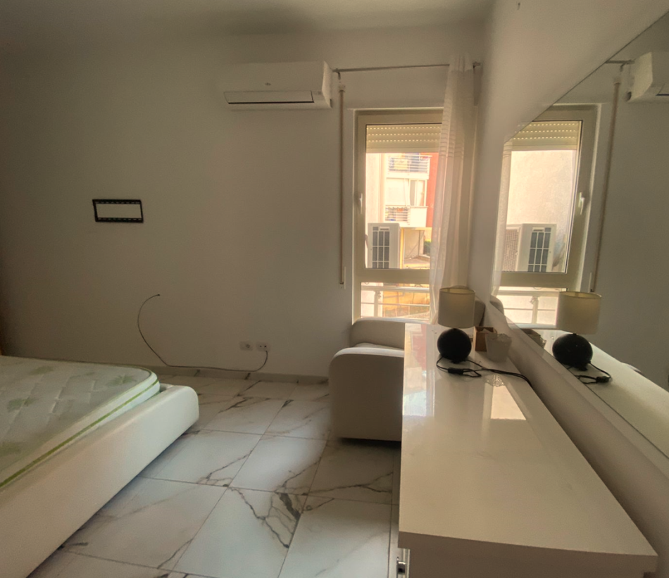 Tirane, jepet me qera apartament 2+1+Ballkon Kati 1, 86 m² 600 € (Liqeni i Thate)