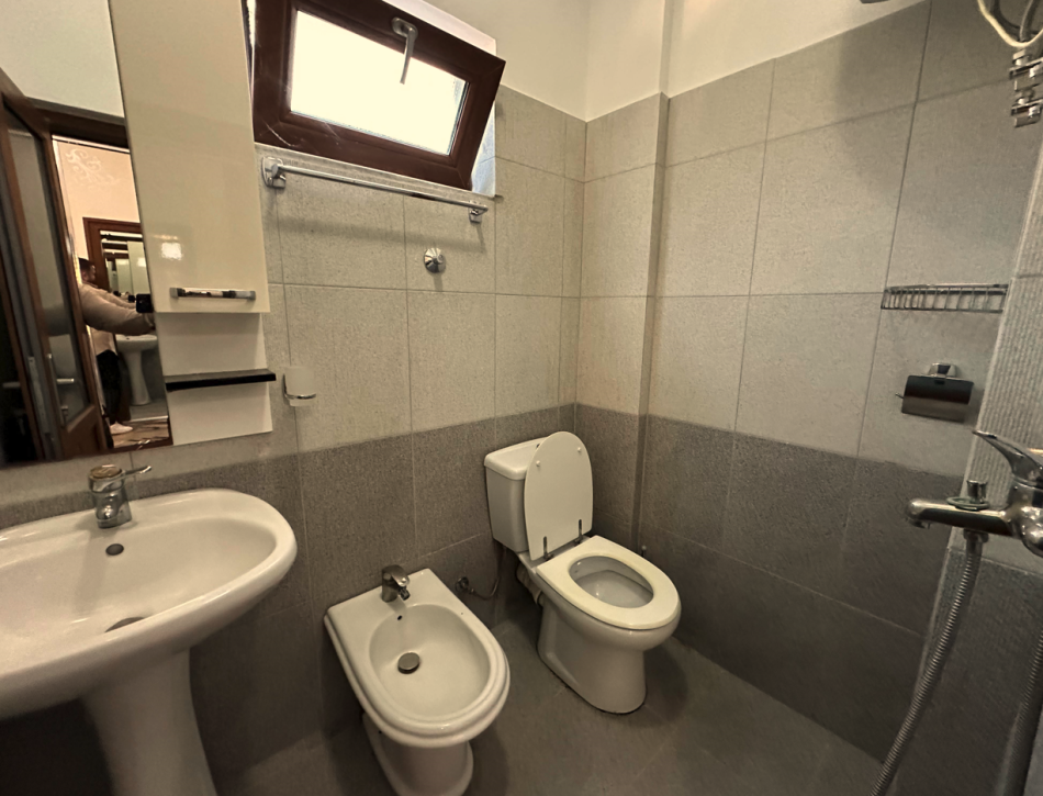Tirane, jepet me qera apartament 1+1+Ballkon Kati 2, 55 m² 450 € (Vilat Gjermane)