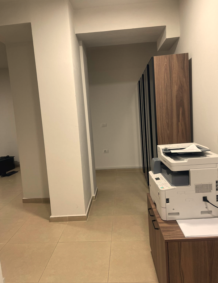 Tirane, jepet me qera zyre Kati 2, 162 m² 2.000 € (Rruga e Kosovareve)