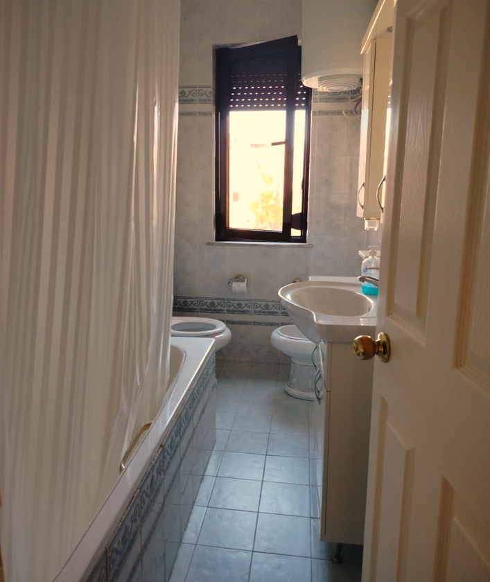 Tirane, jepet me qera apartament 2+1+Ballkon Kati 4, 90 m² 710 € (Rruga e Kosovareve)