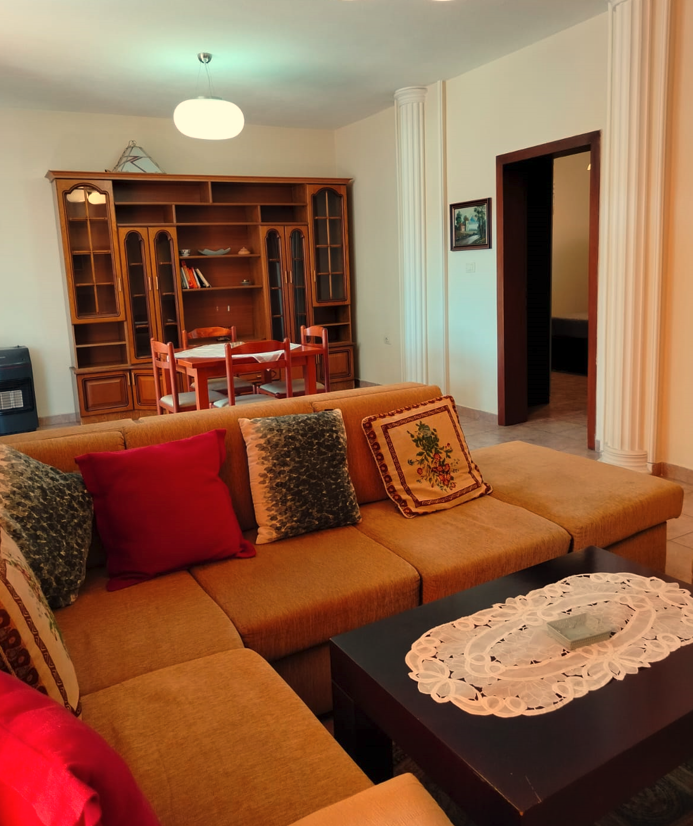Tirane, jepet me qera apartament 1+1+Ballkon Kati 5, 80 m² 560 € (Sheshi Willson)