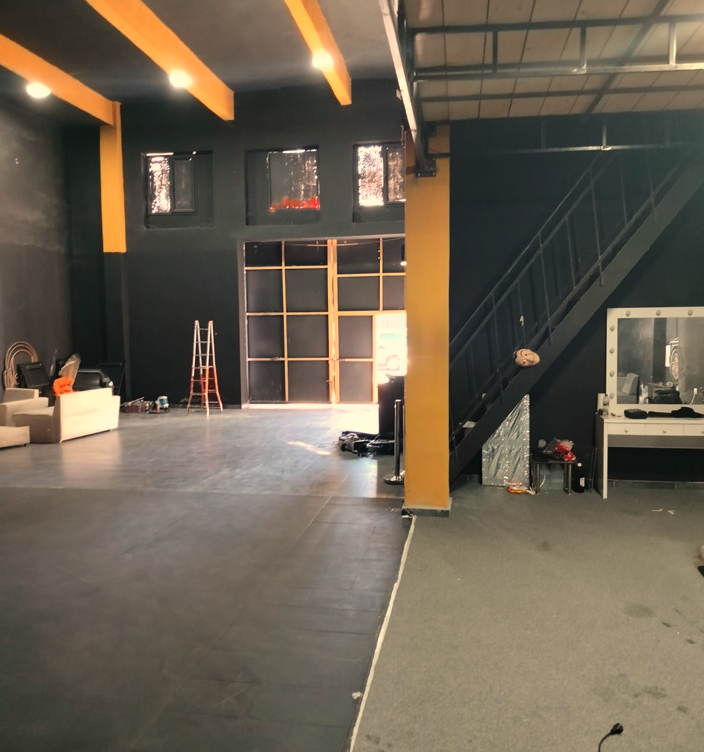 Tirane, jepet me qera magazine Kati 0, 140 m² 3.000 € (Rruga 5 Maj)