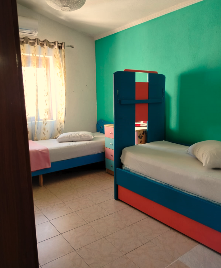 Tirane, jepet me qera apartament 2+1+Ballkon Kati 5, 130 m² 600 € (Rruga Kongresi i Manastirit)