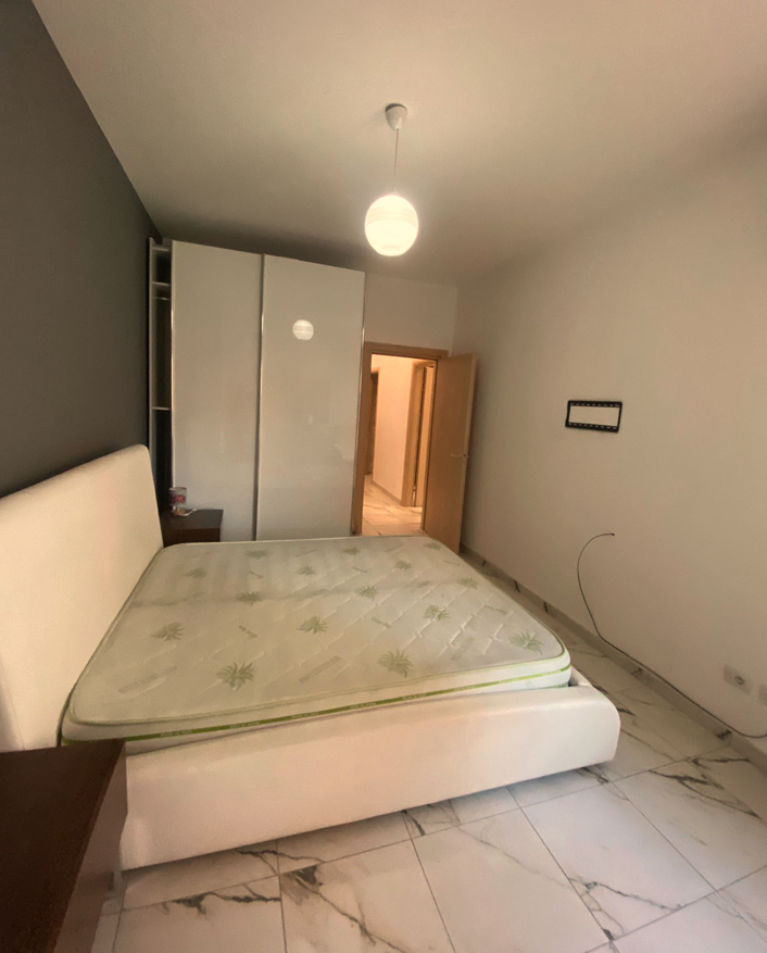 Tirane, jepet me qera apartament 2+1+Ballkon Kati 1, 86 m² 600 € (Liqeni i Thate)