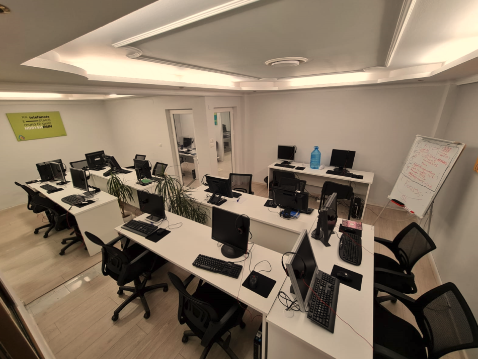 Tirane, jepet me qera zyre Kati 2, 120 m² 950 € (Bllok)