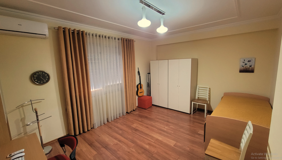 Tirane, jepet me qera apartament 2+1+Ballkon Kati 4, 136 m² 1.600 € (Bllok)